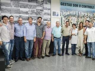 Autoridades e representantes de comerciantes da região da Rua Bahia e da Avenida Coronel Antonino durante reunião com prefeito Marquinhos Trad (Foto: Divulgação/PMCG)