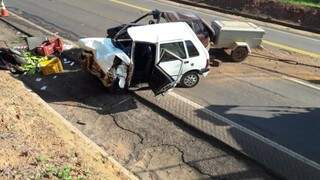 O acidente envolveu dois Fiats Uno, um de cor branca, com placas de Campo Grande, e outro de cor vinho, com uma carreta acoplada.  (Foto: Coxim Agora/Reprodução)