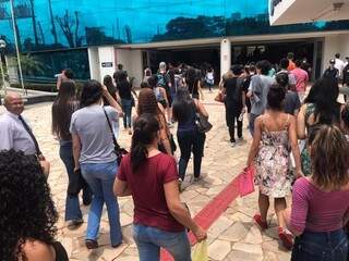 Candidatos chegando à Uniderp em dia de provas do Enem. (Foto: Fernanda Palheta) 