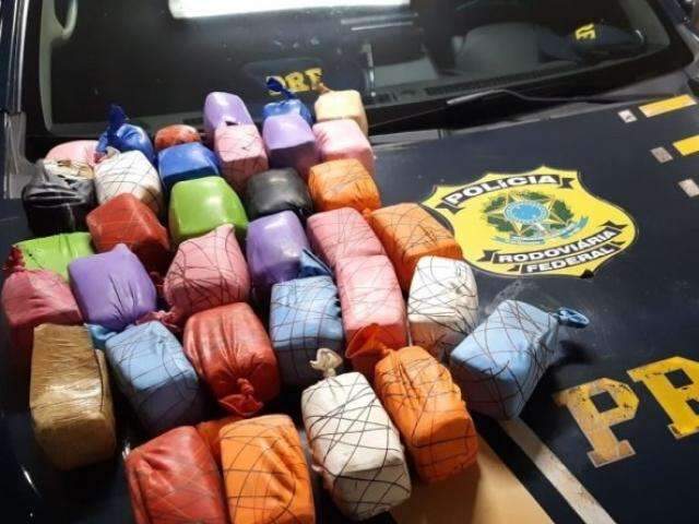 PRF encontra 25 quilos de haxixe dentro de bexigas e prende 3 na BR-060