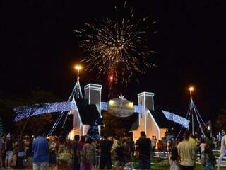 Fogos de artifício na Cidade do Natal, em Campo Grande (Foto: Divulgação/PMCG)