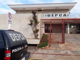 Casal e a menina, vítima de estupro, prestaram depoimento na Depca, em Campo Grande (Foto/Arquivo)