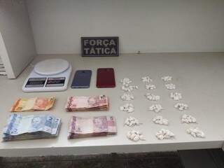 Pol&iacute;cia flagra mulheres vendendo crack na frente de 4 crian&ccedil;as 