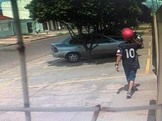 O ladrão caminhou até a moto estacionada em frente ao escritório (Foto: Direto das Ruas)