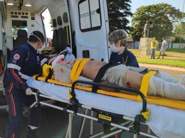 Motociclista atropelado por carreta teve perna esquerda amputada