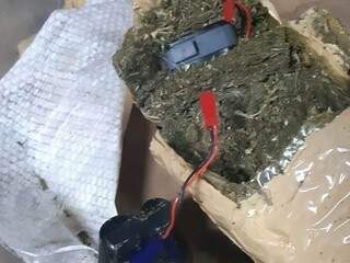 Aparelho de GPS ligado a baterias foi encontrado dentro do tablete de maconha (Foto: Divulgação)