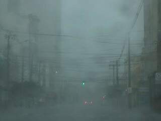 Dia amanheceu com cara de noite em Campo Grande: previsão de mais chuva durante o dia (Foto: Henrique Kawaminami)