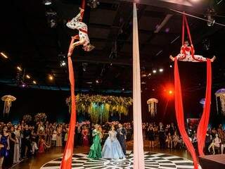 Magia do circo foi parar na festa de aniversário que teve até cenário botânico. (Foto: Sinhá Flor Fotografia)