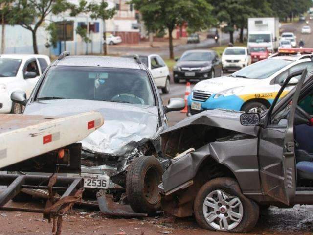 Motorista atravessa canteiro e bate de frente com carro na Gury Marques