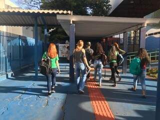 Entrada dos alunos na Escola Estadual Joaquim Murtinho (Foto: Danielle Errobidarte)