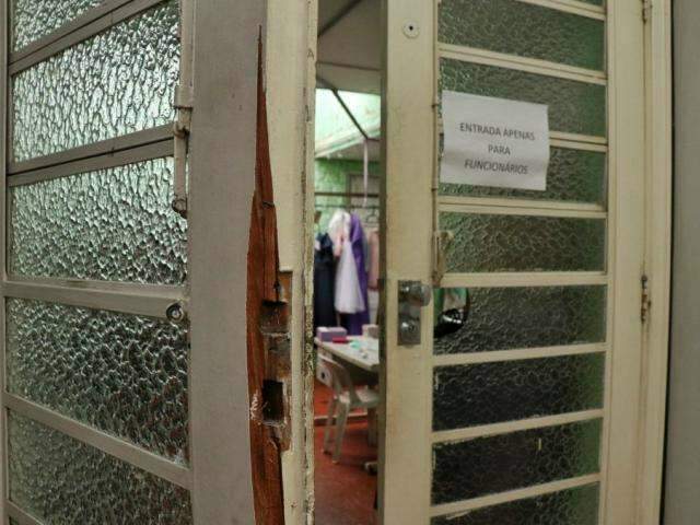 Ladr&atilde;o arromba loja de vestidos de noiva e &eacute; preso escondido no telhado