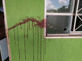 Paredes da casa onde corpos foram encontrados ficaram manchadas de sangue (Foto: Adriano Diogo/Destakinews)