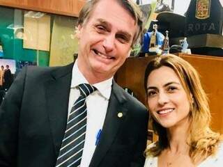 Ao lado de Jair Bolsonaro, Soraya Thronicke, eleita para o Senador, posa para foto (Foto: Facebook/Divulgação)