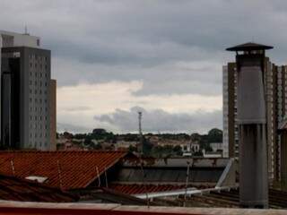 Tempo chuvoso obriga aeroporto da Capital a operar por instrumentos