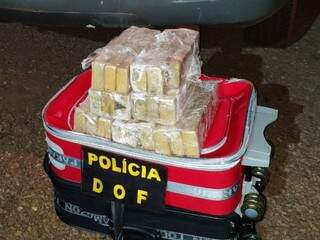 Maconha estava acondicionada em pacotes e distribuída em duas malas (Foto: Divulgação/DOF)
