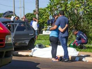 Testemunhas e socorristas do Samu próximo ao corpo de Edilene Rosalina Taveira, 69 anos. (Foto: Marcos Maluf) 