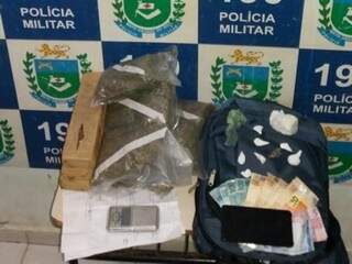 Drogas e dinheiro encontrados na mochila dos suspeitos. (Foto: Polícia Militar) 