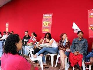 Pipoca grátis e papo são passatempos na espera de até 20 horas por saldão Pipoca grátis e papo são passatempos na espera de até 20 horas por saldão