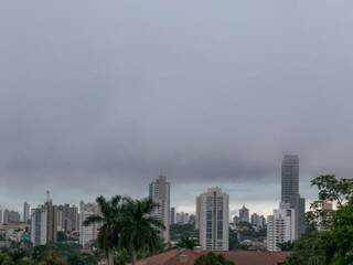 Céu nublado em Campo Grande no início da manhã desta sexta-feira. (Foto: Henrique Kawaminami)