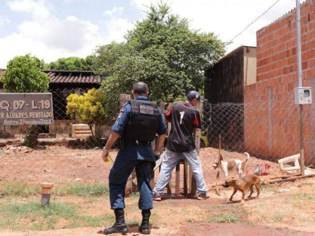 Aos gritos, mulher p&otilde;e fogo em resid&ecirc;ncia de ex-namorado