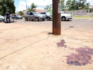 Mancha de sangue é grande no local onde motociclista sem capacete caiu (Foto: Paulo Francis)