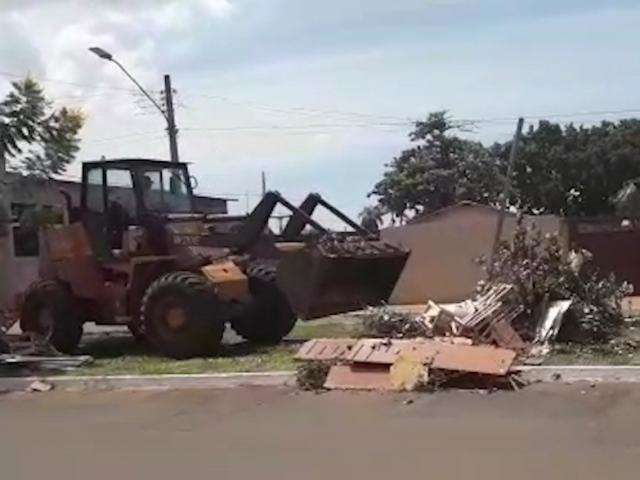 Prefeitura limpa canteiro onde descarte irregular acumulou lixo em avenida