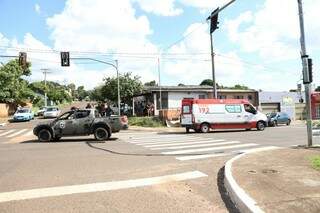 Viatura (à esquerda) foi atingida na traseira por Gol, que aparece à direita na imagem. (Foto: Paulo Francis)