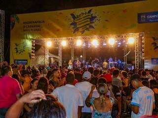 Foliões durante festa na Fernando Corrêa no último sábado (22). (Foto: Henrique Kawaminami) 