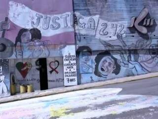 Na fachada grafitada, os dizeres “O sistema envenena, a corrupção mata, a impunidade enlouquece – 7 anos” (Foto/Reprodução)