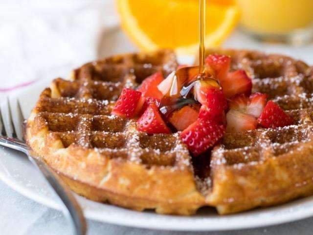 Bem decorado, café tem waffle e ambiente tranquilo até para ler um livro