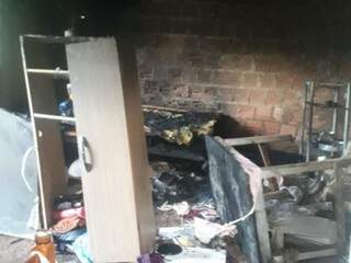 Parte dos móveis queimados em incêndio, na madrugada, em residência no município de Corumbá (Foto: Divulgação/Corpo de Bombeiros) 