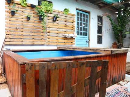 Com R$ 50,00, pai e filha deram “up” em quintal com piscina de palete
