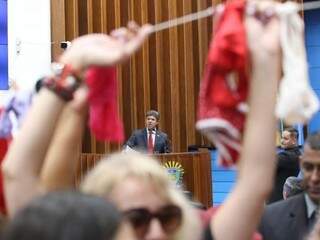 Rinaldo Modesto (PSDB) tentou discursar, mas teve fala encoberta por palavras de ordem (Foto: Marcos Maluf)
