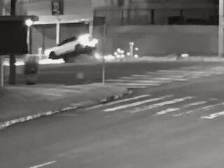 Carro subiu em calçada ao fazer curva na Pedro Celestino. (Foto: Reprodução/vídeo)