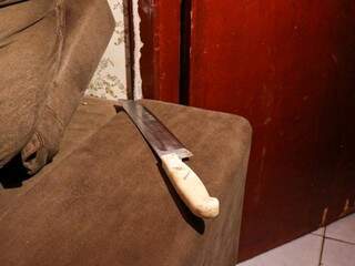 Um dos bandidos chegou a pegar uma faca da cozinha da casa. (Foto: Henrique Kawaminami)