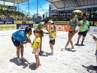 Talita e Carol Solberg ganharam flores antes da partida nas areias de Aracaju (Foto: Wander Roberto/Inovafoto/CBVFoto)