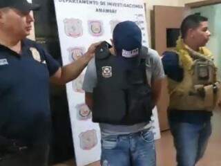 Suspeito de execução sendo apresentado em Pedro Juan Caballero (Reprodução: Site Capitán Bado)