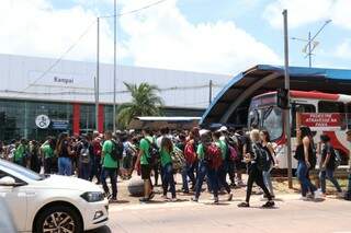 Maioria dos alunos do Hércules Maymone utiliza ônibus para ir e voltar das aulas. Na imagem, grupo segue para terminal em frente à escola. (Foto: Henrique Kawaminami)
