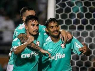 Atacante Willian comemorando com os colegadas equipe. (Foto: ThiagoBernardes/Framephoto/GPress/ReproduçãoGazetaEsportiva) 