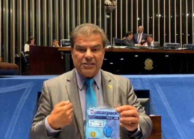 Senador diz que agora só viaja de máscara