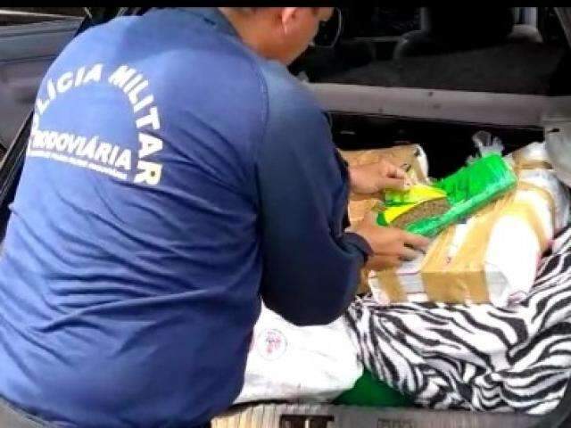 Traficante tenta fugir de abordagem, mas &eacute; preso com 252 kg de drogas e muni&ccedil;&otilde;es