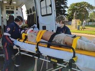 Motociclista atropelado por carreta teve perna esquerda amputada
