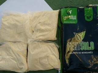 Meia tonelada de agrotóxicos estava com embalagens de fertilizante. (Foto: Divulgação/Polícia Civil)