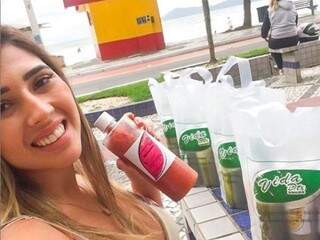 Eloá no litoral vendendo os sucos detox, receita criada e feita por ela. (Foto: Arquivo Pessoal)