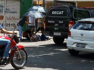 Pedestres ajudaram o idoso enquanto ele esperava ser atendido (Foto: Direto das Ruas)
