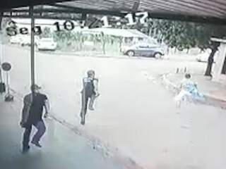 Policiais penais correm atrás de detento que conseguiu pular telhado de presídio nesta segunda-feira (Foto: Reprodução de vídeo)