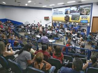 No pen&uacute;ltimo dia com desconto de IPTU, fila de espera demora em m&eacute;dia 20 minutos