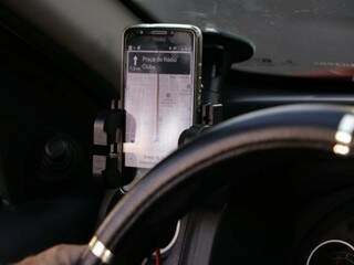 Aplicativo de navegação no celular de um motorista de caronas pagas. (Foto: Kisie Ainoã) 