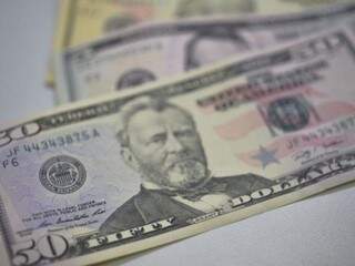 D&oacute;lar encosta em R$ 4,22 e fecha no maior valor em mais de dois meses