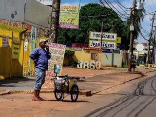 Vendedor de picolé ambulante trabalhando pelas ruas de Campo Grande (Foto: Higor William)